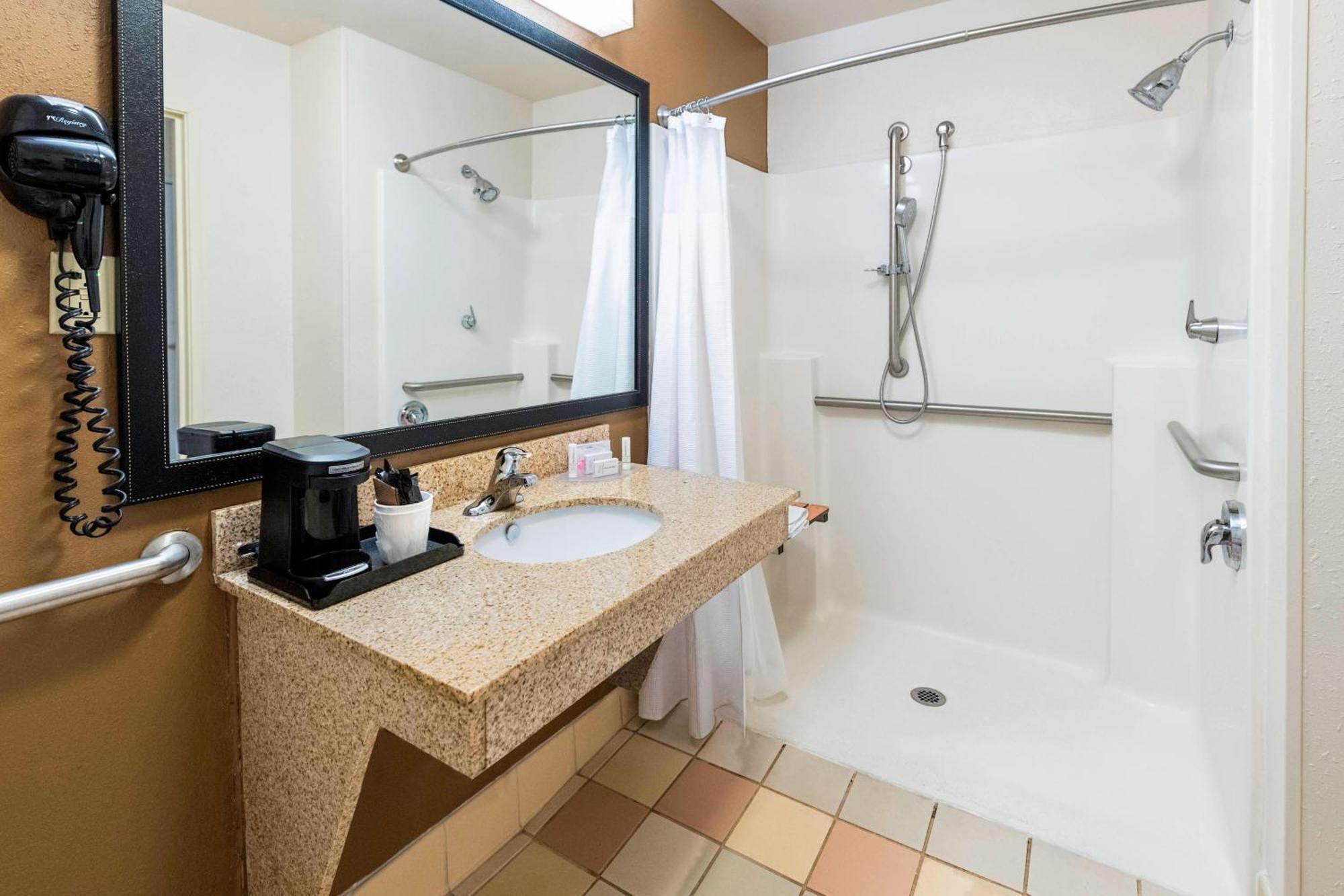 Fairfield Inn & Suites Марианна Екстериор снимка