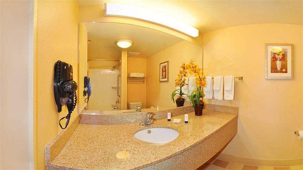 Fairfield Inn & Suites Марианна Екстериор снимка