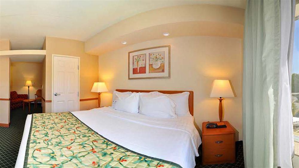 Fairfield Inn & Suites Марианна Екстериор снимка